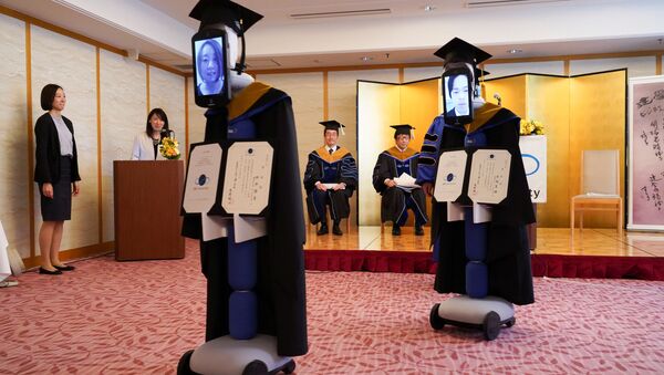 روند «دورآموزشی» در سراسر جهان در زمان بحران کروناویروس
آی‌پد به جای دانشجو در مراسم فارغ‌التحصیلی در ژاپن - اسپوتنیک ایران  