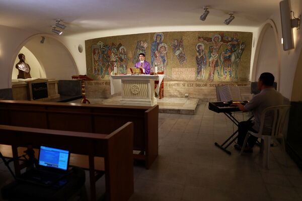 کشیش در حال برگزاری مراسم کلیسا به صورت آنلاین در فلیپین - اسپوتنیک ایران  