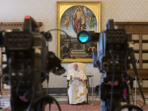پاپ رم فرانسیس در حال دعا به صورت پخش زنده در واتیکان - اسپوتنیک ایران  