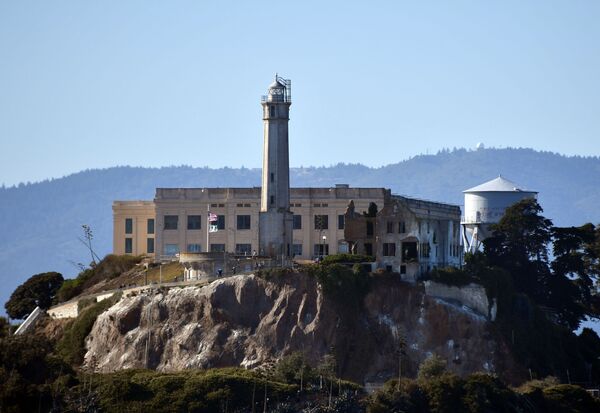 زندان مخروبه و فانوس دریایی در جزیره الکاتراس در خلیج سانفرانسیسکو - اسپوتنیک ایران  