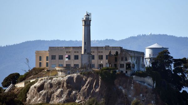 Заброшенная тюрьма и старейший действующий маяк на острове Алькатрас в заливе Сан-Франциско - اسپوتنیک ایران  