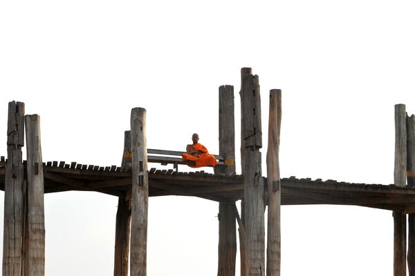 راهب بودایی روی پل چوبی در میانمار - اسپوتنیک ایران  