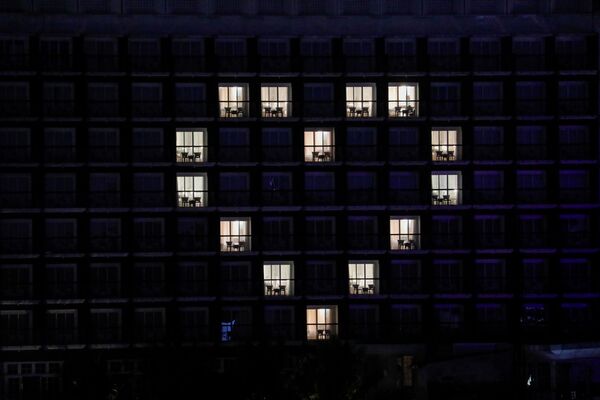 اتاق های هتل ۱۰۱ در اندونزی چراغ های اتاق ها را به شکل قلب برای تشکر از پزشکان روشن کردند - اسپوتنیک ایران  
