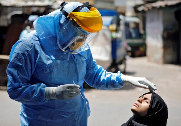دکتر با ماسک از دختری در هند تست کرونا می گیرد - اسپوتنیک ایران  