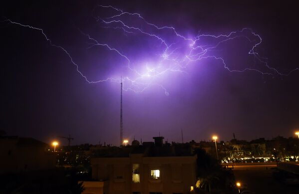 رعد و برق در آسمان کویت - اسپوتنیک ایران  