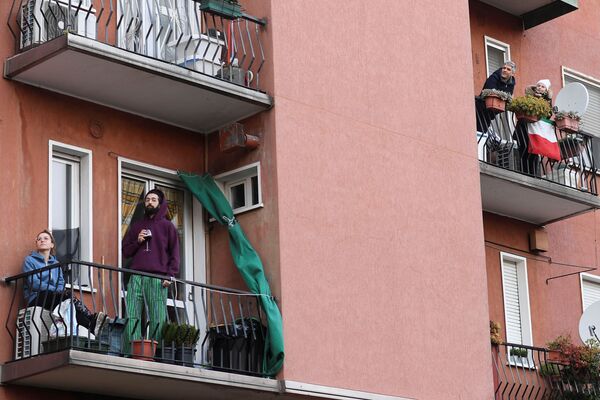 مردم روی بالکن در میلان ایتالیا - اسپوتنیک ایران  