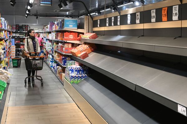 قفسه های خالی سوپرمارکت در مادرید - اسپوتنیک ایران  