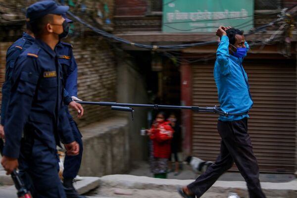 پلیس در حال دستگیری مردی که رژیم قرنطینه را در هند نقض کرده است
 - اسپوتنیک ایران  