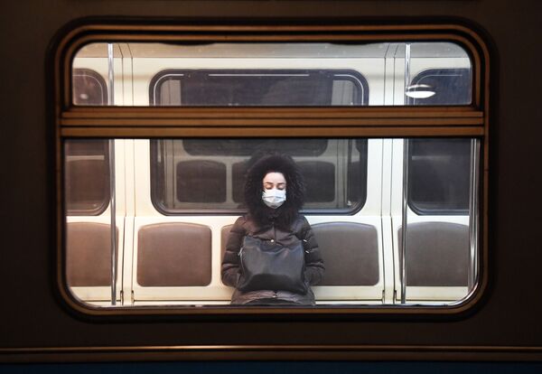 دختری در واگن مترو مسکو در زمان قرنطینه - اسپوتنیک ایران  
