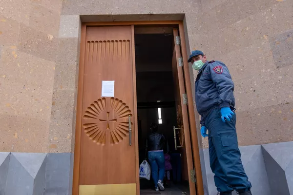 کلیسای ایروان در زمان عید پاک بسیار خلوت بود - اسپوتنیک ایران  