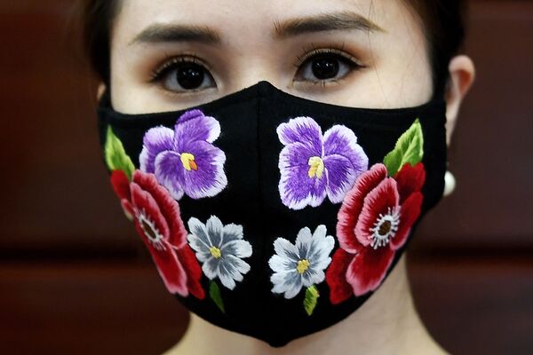 ماسک دست دوز برای مقابله با کروناویروس از طراح ویتنامی Do Quyen Hoa - اسپوتنیک ایران  