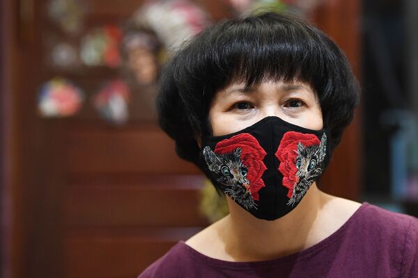 طراح لباس ویتنامی Do Quyen Hoa با ماسک دست دوز - اسپوتنیک ایران  
