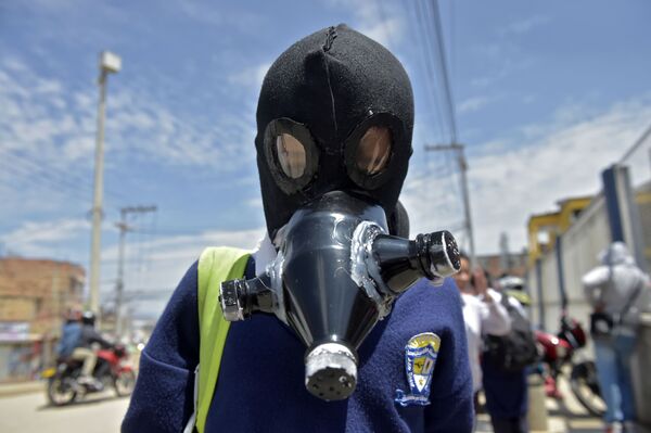 دانشجوی کلمبیایی با ماسک دست ساز در اعتراض به نبود ماسک در داروخانه های کشور - اسپوتنیک ایران  