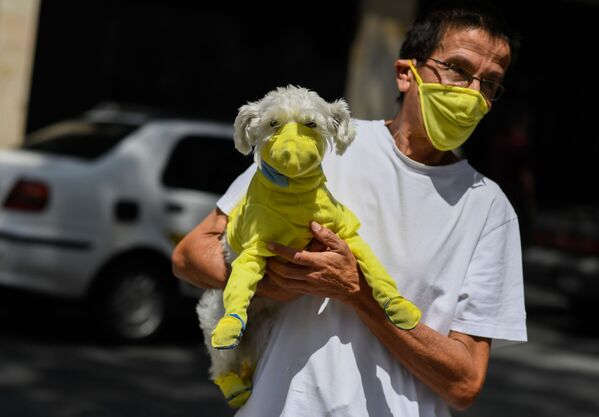 مردی با سگش در ونزوئلا - اسپوتنیک ایران  
