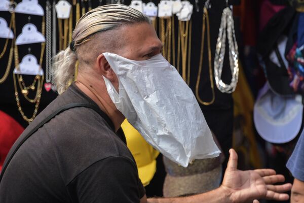 فروشنده خیابانی با پاکتی روی صورتش به عنوان ماسک در برزیل - اسپوتنیک ایران  