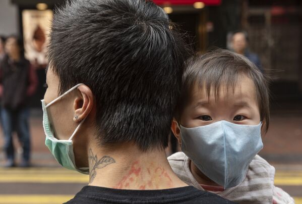  کودکی با ماسک در یکی از خیابان های هنگ کنگ - اسپوتنیک ایران  