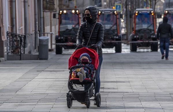مادر و کودک با ماسک در مسکو - اسپوتنیک ایران  