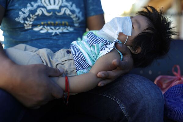 مردی با فرزندش در شیلی - اسپوتنیک ایران  