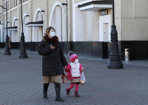 زنی با فرزندش در اوکراین - اسپوتنیک ایران  