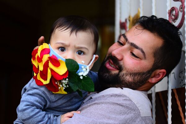 مردی با کودکش در عراق - اسپوتنیک ایران  
