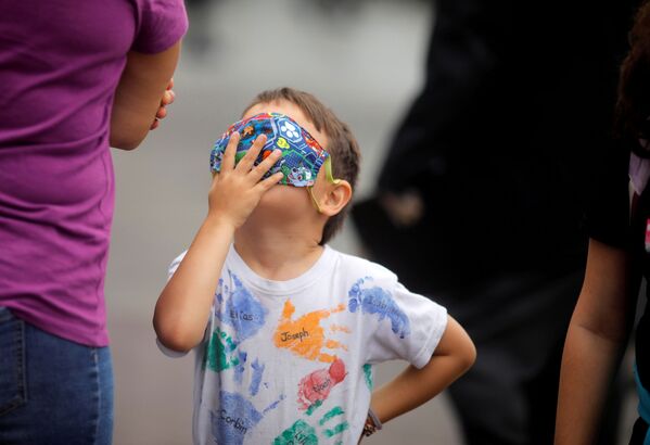 پسربچه با ماسک در پرو - اسپوتنیک ایران  