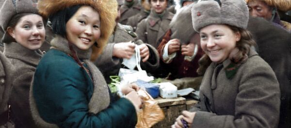 تقدیم هدایا به نظامیان ارتش یازدهم جبهه شمال غربی در سال ۱۹۴۲ - اسپوتنیک ایران  