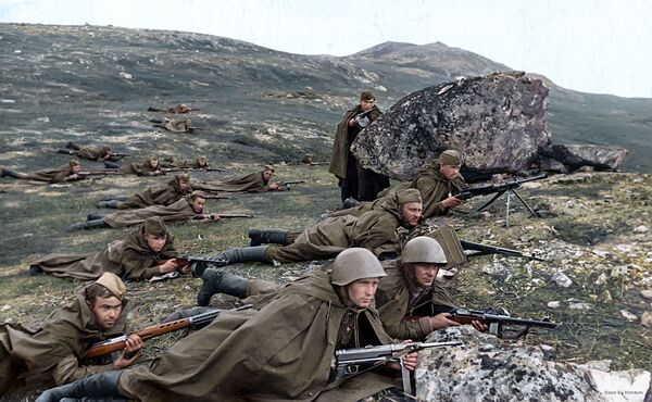 سربازان نیروی دریایی منتظر دشمن در جبهه در سال ۱۹۴۲ - اسپوتنیک ایران  