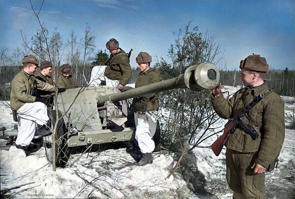 سربازان شوروی در حال بررسی توپ ضدتانک هیتلر در سال ۱۹۴۴ - اسپوتنیک ایران  