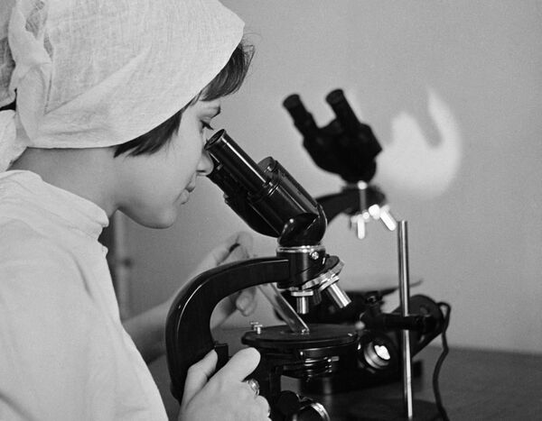 تحقیقات روی واکسن در موسسه تحقیقاتی علمی مچنیکوف در سال ۱۹۶۳ - اسپوتنیک ایران  