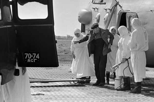 انتقال بیمار مبتلا به وبا به بیمارستان آستراخان در سال ۱۹۷۰ - اسپوتنیک ایران  