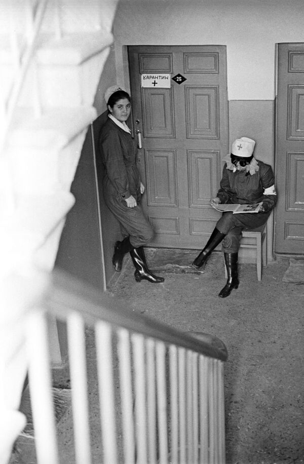 نگهبانی از خانه ای که ساکنانش به وبا مبتلا شده اند در سال ۱۹۷۱ - اسپوتنیک ایران  
