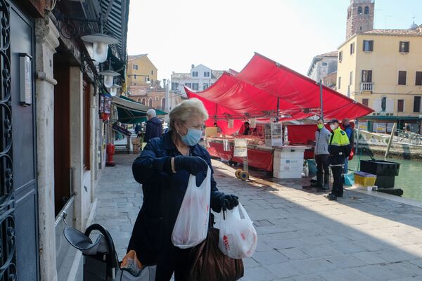 زن مسن با ماسک در یکی از خیابان های ونیز - اسپوتنیک ایران  