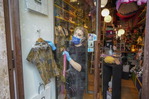 صاحب مغازه وسایل کودک در رم  در حال مرتب کردن  - اسپوتنیک ایران  