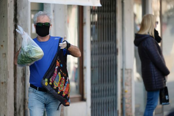 مردی با ماسک در خیابان ونیز - اسپوتنیک ایران  