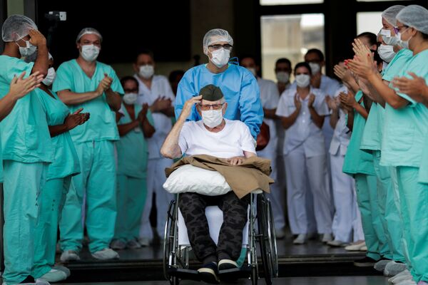 ترخیص بیمار 99 ساله کرونایی از بیمارستان برزیل - اسپوتنیک ایران  