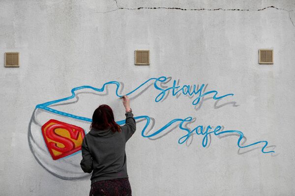 هنرمند در حال نقاشی دیواری در بریتانیا - اسپوتنیک ایران  