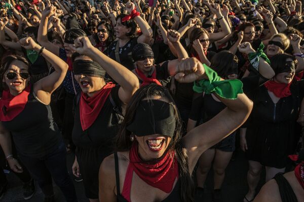 یکی از عکس های Chile: The Rebellion Against Neoliberalism عکاسFabio Bucciarelli در بخشGeneral News مسابقه  World Press Photo 2020برنده شد. - اسپوتنیک ایران  
