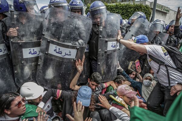 عکس Clash with the Police During an Anti-Government Demonstration  از عکاس Farouk Batiche در مسابقه World Press Photo 2020 برنده شد - اسپوتنیک ایران  