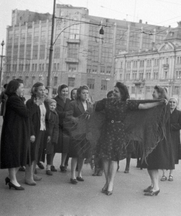 اهالی مسکو در خیابان ها روز پیروزی را در سال 1945 جشن می گیرند - اسپوتنیک ایران  