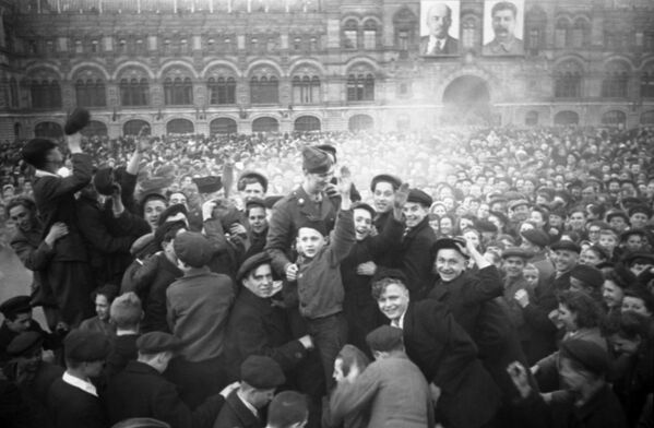 
جشن پیروزی اتحاد جماهیر سوسیالیستی شوروی بر آلمان نازی در جنگ کبیر میهنی در سال 1945 
 - اسپوتنیک ایران  