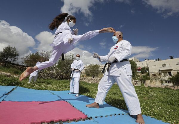قهرمان کاراته فلسطینی در حال تمرین در خانه با پدرش - اسپوتنیک ایران  