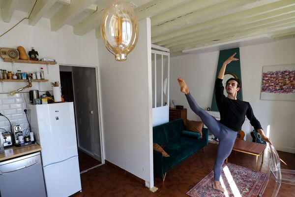 رقاص باله ایتالیایی فرانچسکو مورا در خانه اش در پاریس  - اسپوتنیک ایران  