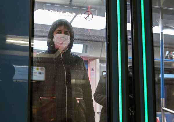 مسافر با ماسک در مترو - اسپوتنیک ایران  