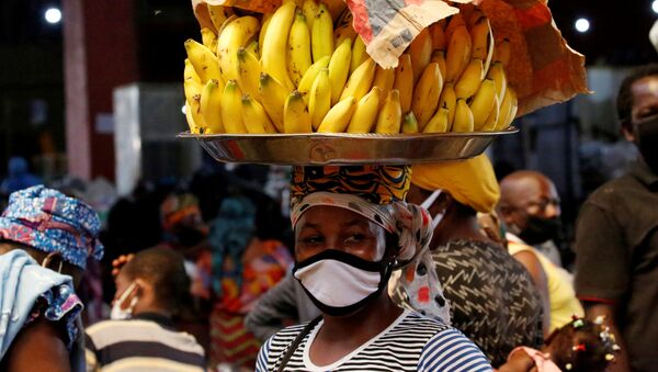 فروشنده با ماسک در ساحل عاج - اسپوتنیک ایران  