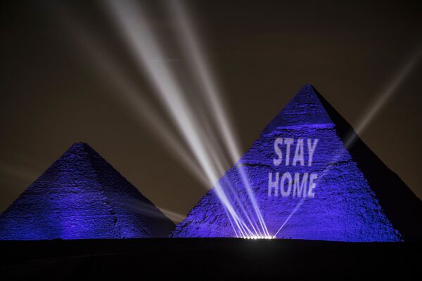 نوشته « در خانه بمانید» روی اهرام مصر - اسپوتنیک ایران  