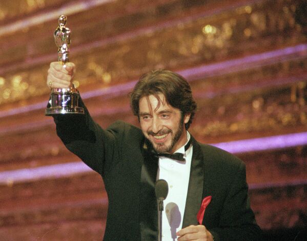 ال پاچینو پس از دریافت جایزه اسکار به عنوان بهترین هنرپیشه به خاطر بازی در فیلم «بوی خوش زن» - اسپوتنیک ایران  