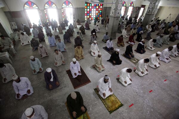 مسلمانان پاکستانی ضمن رعایت فاصله به خاطر کروناویروس در مسجد شهر کراچی نماز می خوانند  - اسپوتنیک ایران  