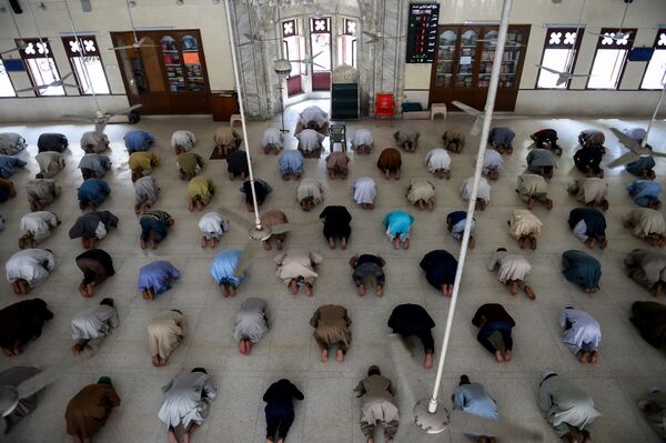 مسلمانان در حال خواندن نماز در مسجدی در کراچی - اسپوتنیک ایران  