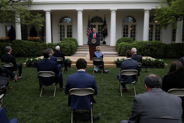 دونالد ترامپ رئیس جمهور آمریکا در حال سخنرانی در کنفرانس خبری روزانه در کاخ سفید - اسپوتنیک ایران  