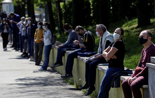 مردم در صف منتظر تست کرونا در پراگ ، چک - اسپوتنیک ایران  